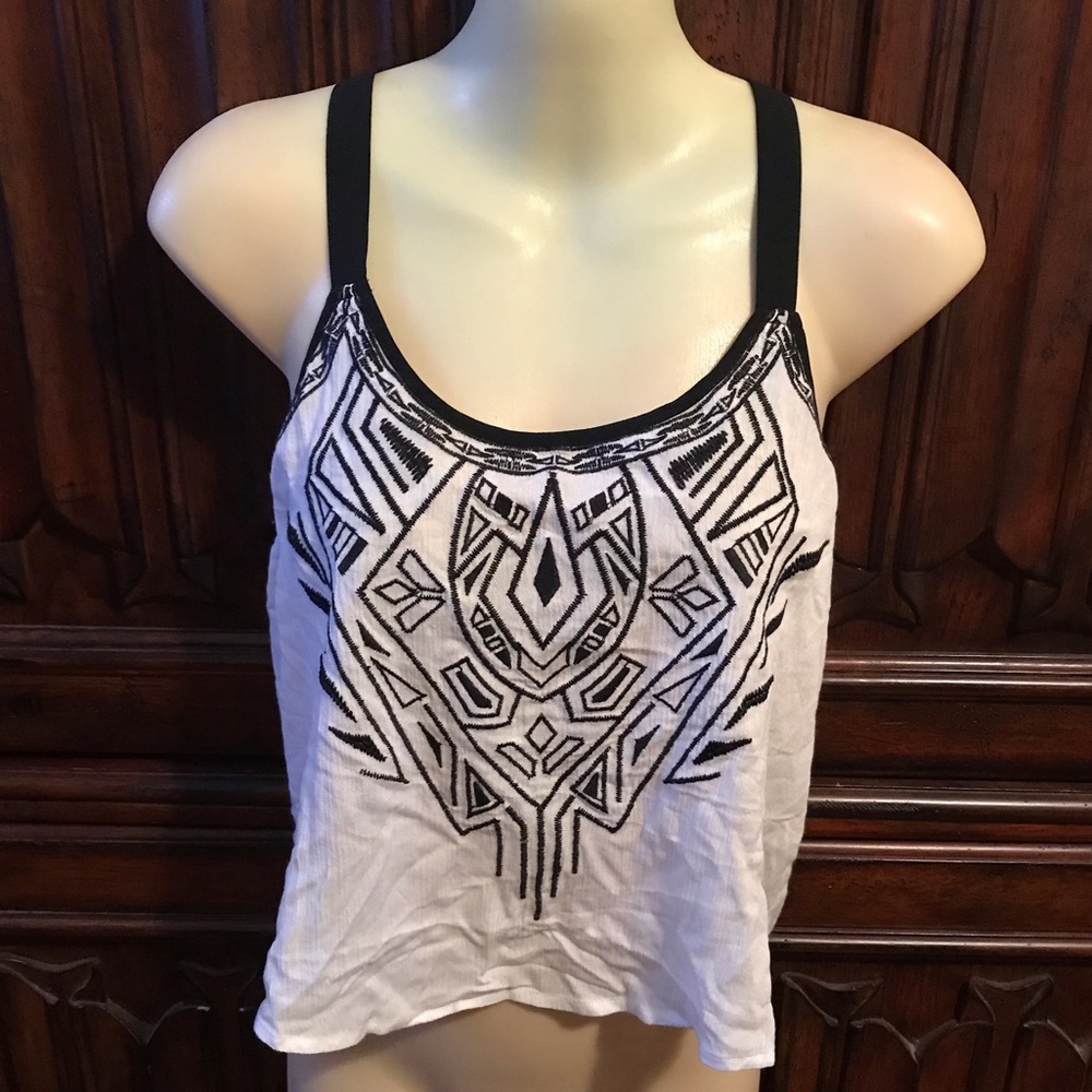 🌺 NWT FOREVER 21 EMBROIDERED RACERBACK TANK